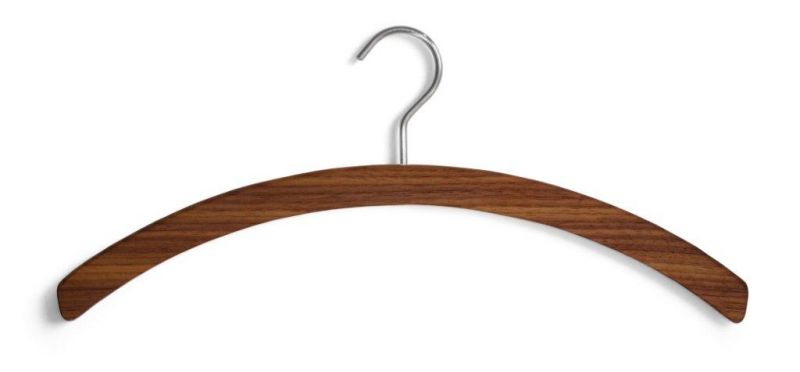 Barny Kleiderbügel aus Holz mit Metallhaken für stilvolle und schonende Kleideraufbewahrung.